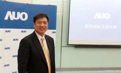 友達光電董事長(cháng)彭雙浪23日在新技術(shù)、新產(chǎn)品記者會(huì )